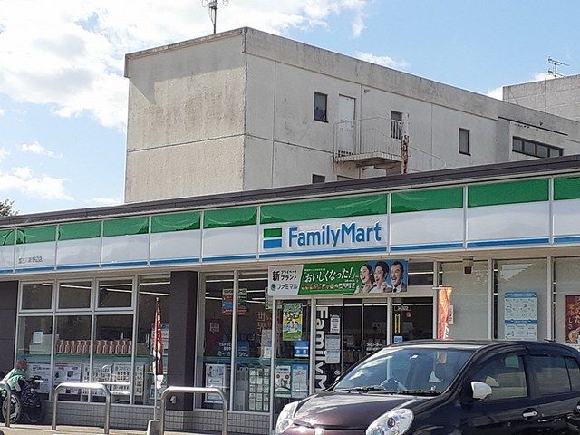コンビニ　ファミリーマート（コンビニ）まで495m