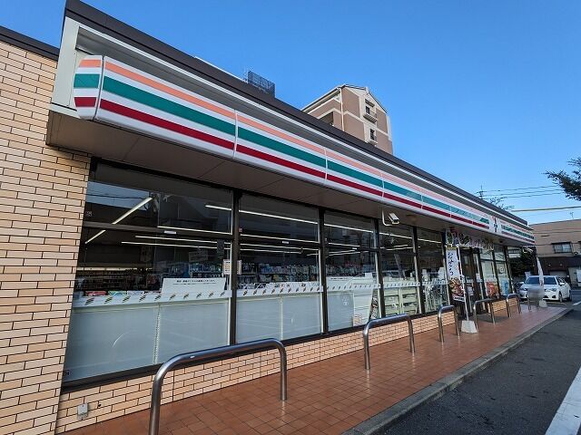 コンビニ　セブンイレブン福岡塩原3丁目店（コンビニ）まで656m