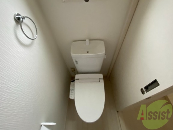 トイレ　トイレはウォシュレット機能付きです。安心して使用できますね。