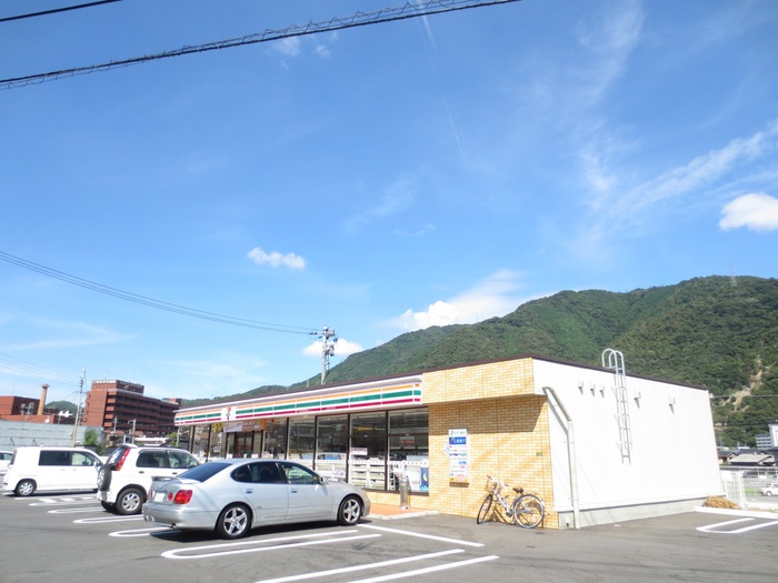 コンビニ　セブンイレブン可部南3丁目店（コンビニ）まで240m