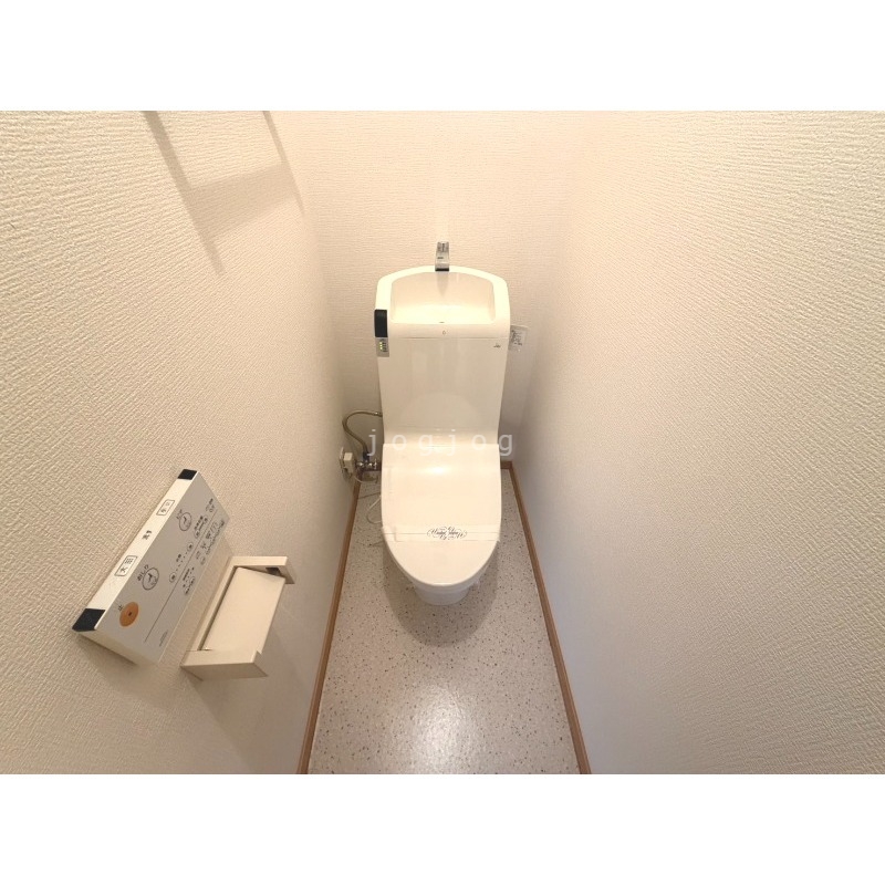 トイレ　嬉しい温水洗浄便座付きのトイレです。