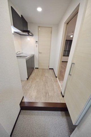 京王線 上北沢駅 徒歩3分 4階建 築9年の玄関写真