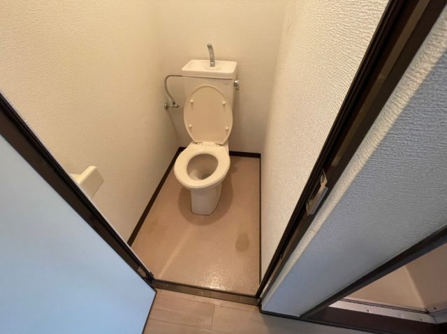 トイレ　イメージとして同マンション他部屋を表示しています