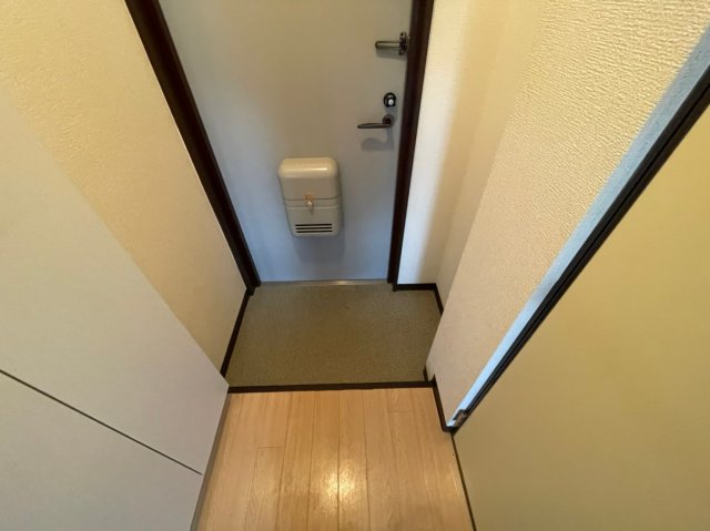 玄関　イメージとして同マンション他部屋を表示しています