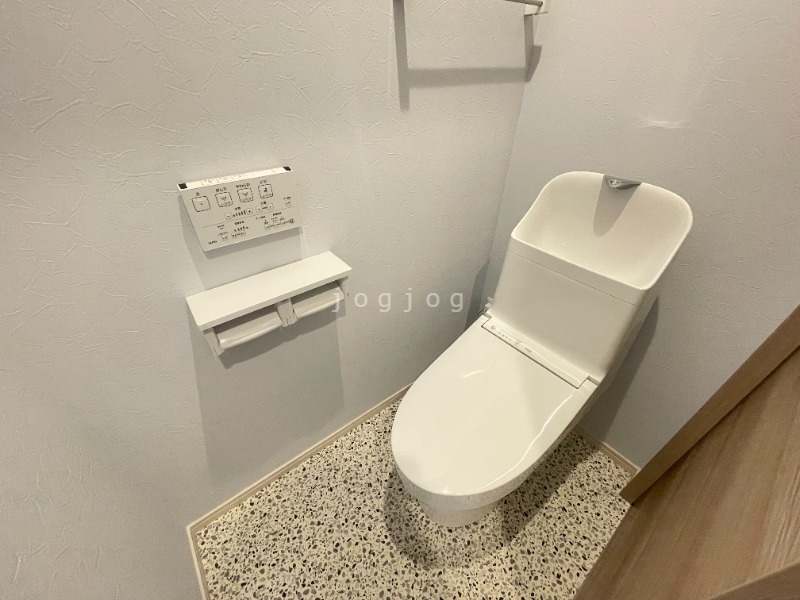 トイレ　嬉しい温水洗浄便座付きのトイレです。