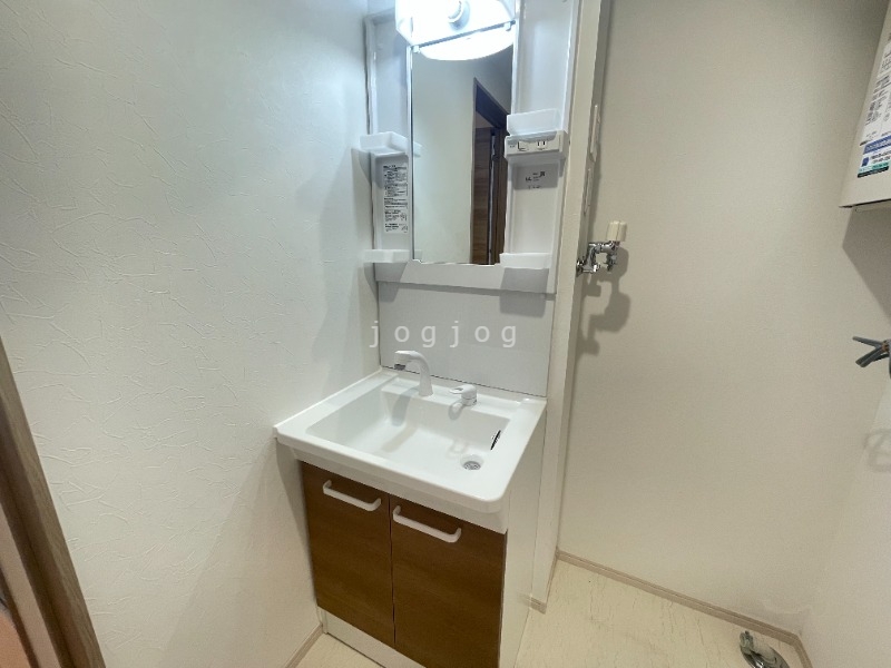 洗面設備　独立洗面台で朝の準備も便利です。