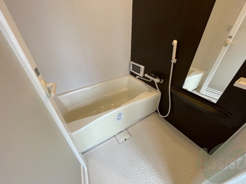 バス・シャワールーム　こちらはお風呂。一日の疲れをここで癒してください。