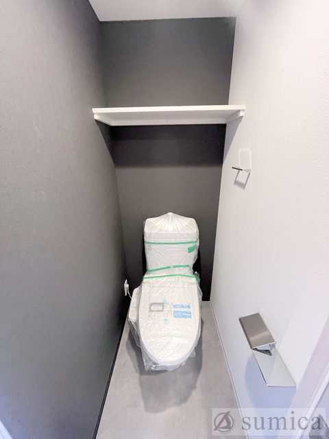トイレ　人気アイテムの温水洗浄便座。清潔感のあるトイレです。