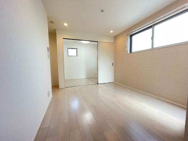 居室・リビング　角部屋のお部屋で窓があります
