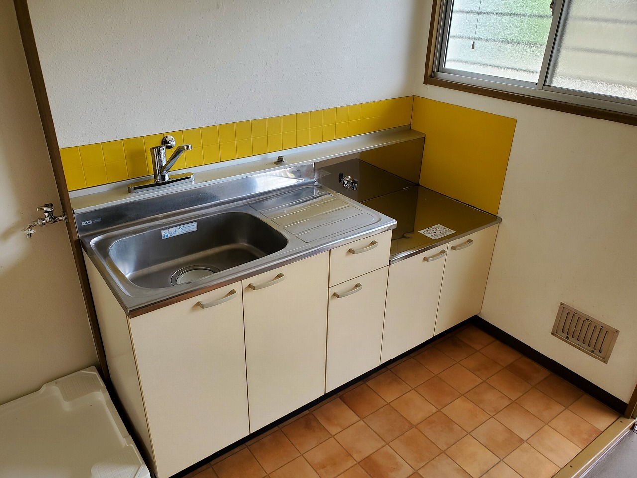 キッチン　2口ガスコンロ設置可能なキッチン。窓があって明るいですよ♪