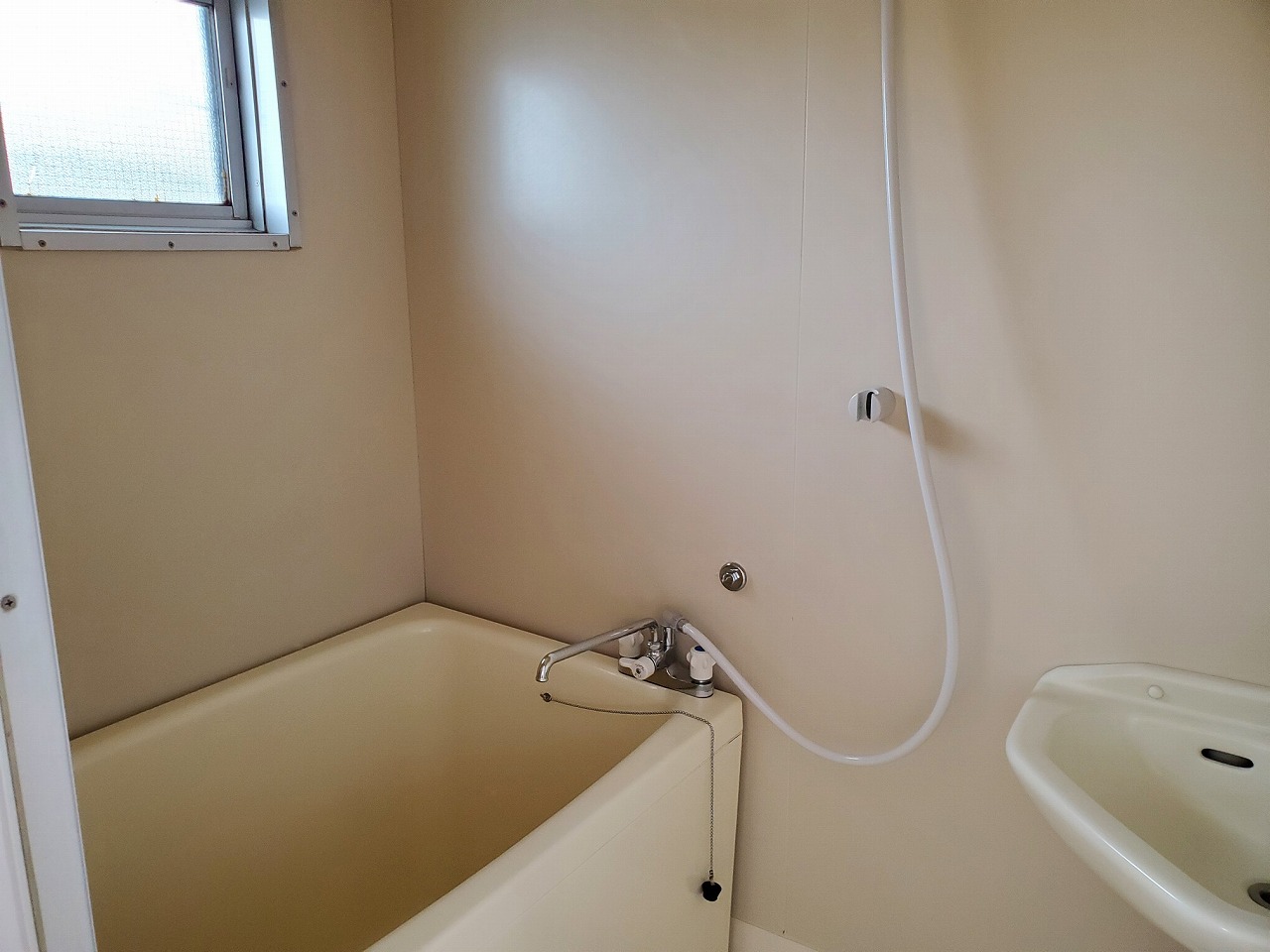バス・シャワールーム　窓があって明るいお風呂になります。換気も楽々です♪