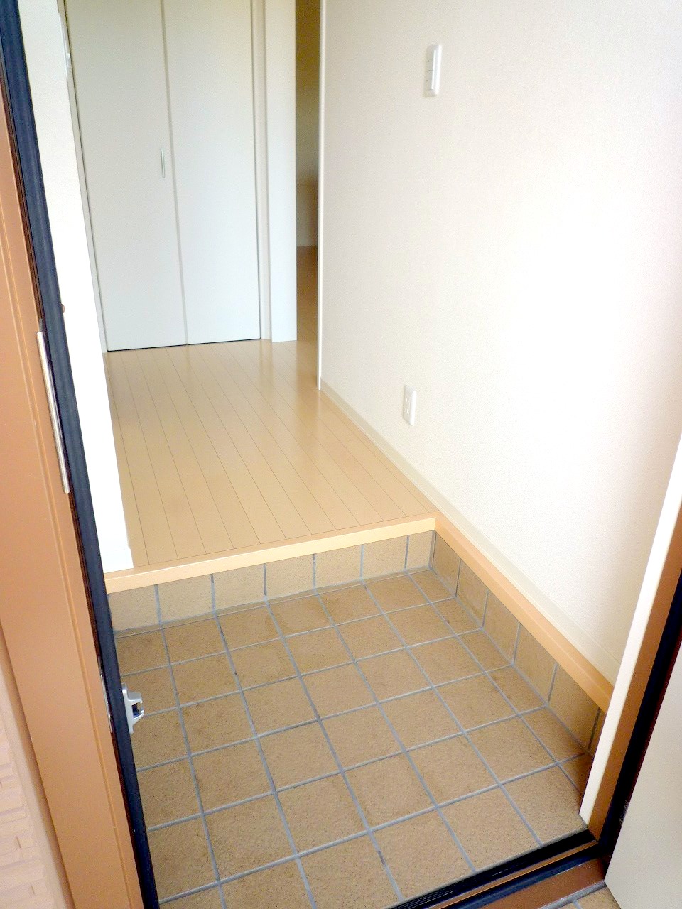 玄関　※参考写真　前回入居時の写真です。