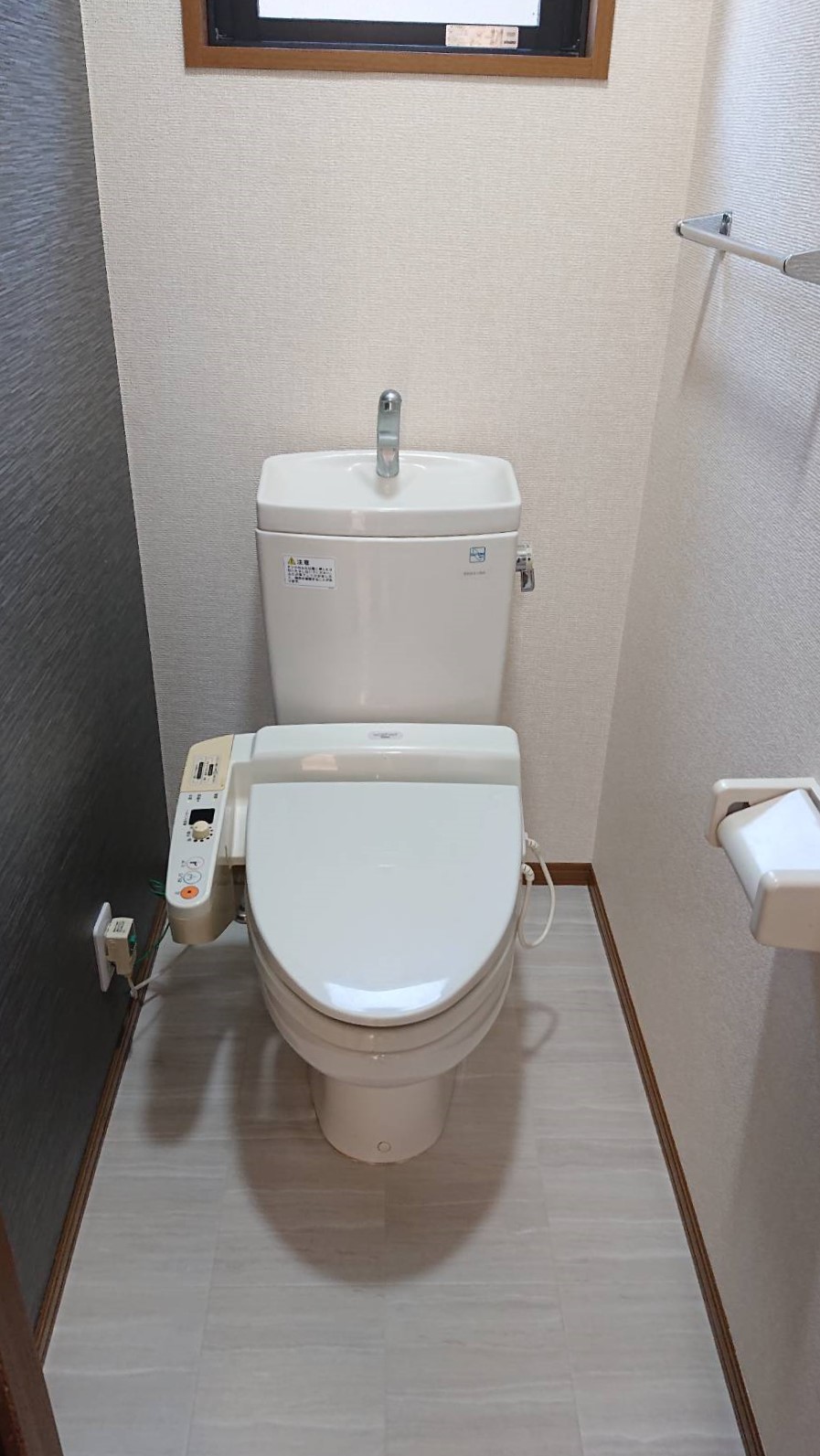 トイレ　黒のアクセントクロスがお洒落☆