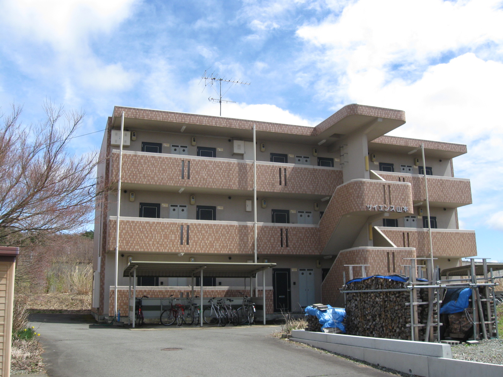 サイエンス山本の建物外観