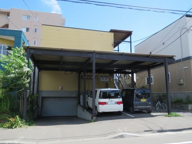 札幌市東区北二十一条東のアパートの建物外観