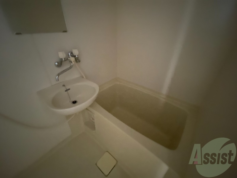 バス・シャワールーム　こちらはお風呂。一日の疲れをここで癒してください。