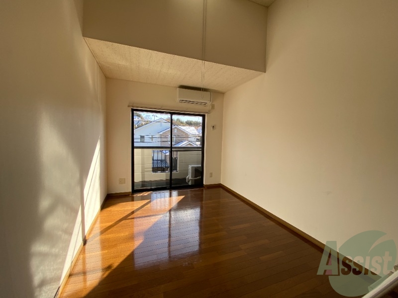 居室・リビング　リビングはこんな感じです。窓が大きくて良く陽が入ってきます。