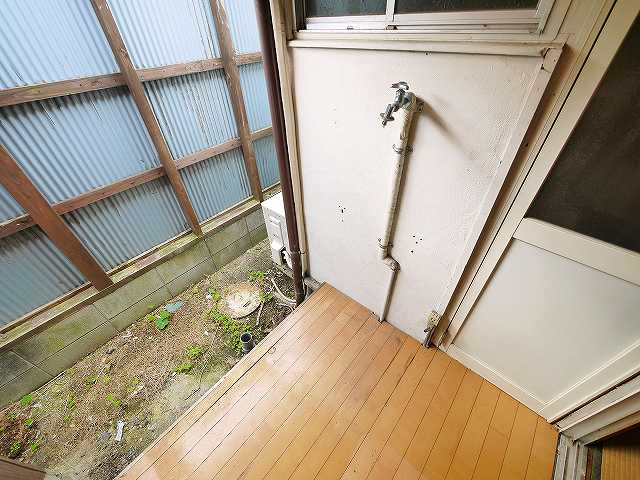 その他設備　お庭スペースに洗濯機置き場がございます。