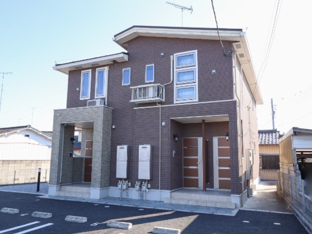 栃木市小平町のアパートの建物外観