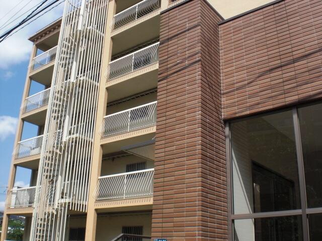 川崎市高津区下作延のマンションの建物外観