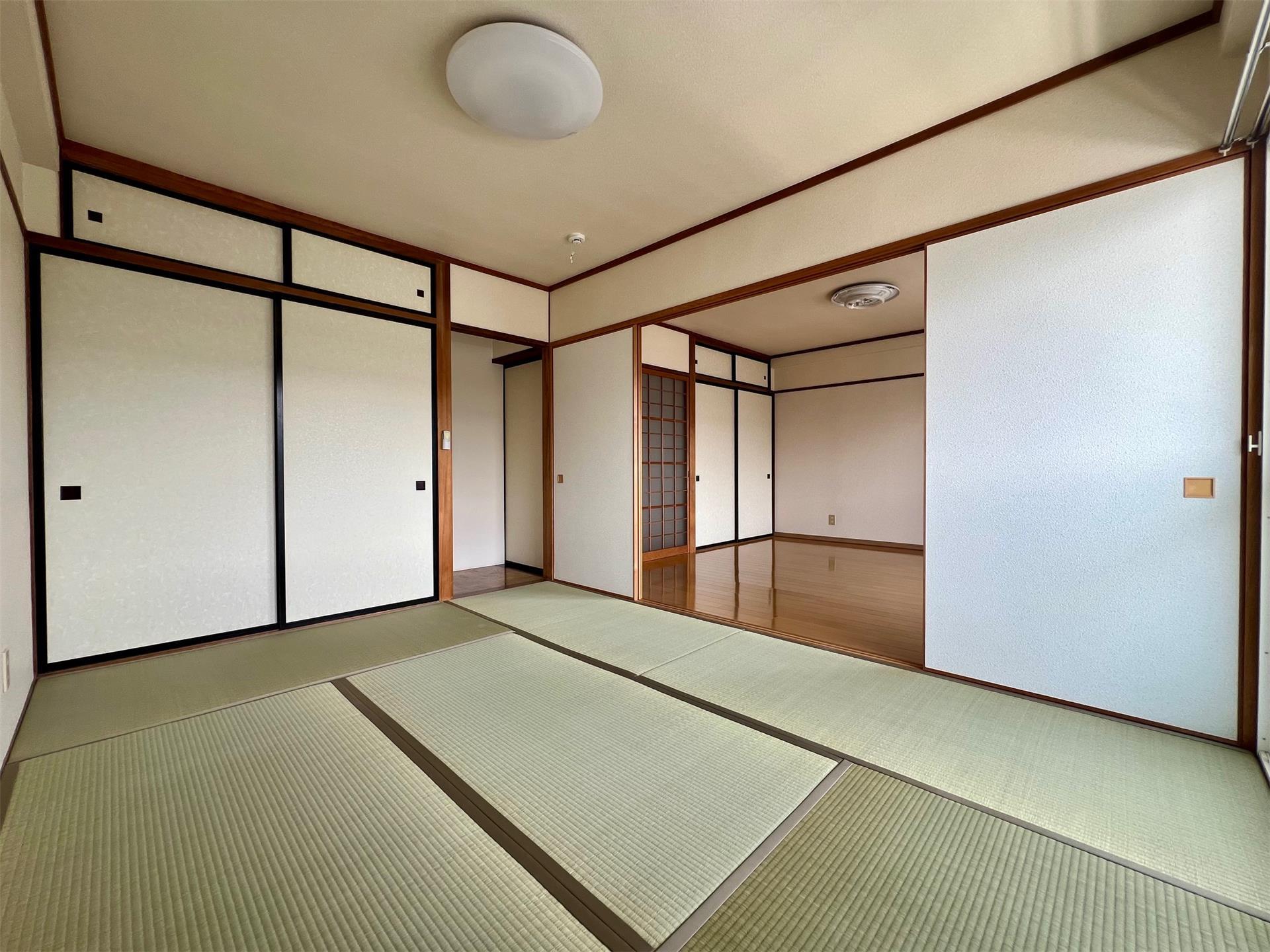 その他部屋・スペース　お子様ものびのび遊べる和室はリビングと続き間になっています