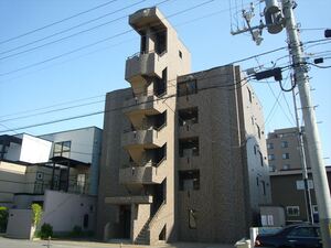 【パレノール山鼻南１８条の建物外観】