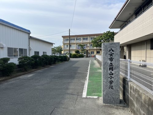 【八女市室岡のアパートの小学校】