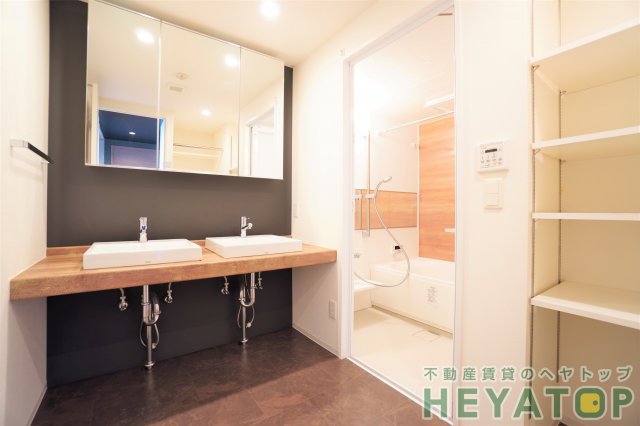 洗面設備　忙しい朝の身支度におしゃれな洗面化粧台（同仕様写真）