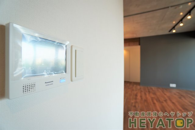 セキュリティ　モニター付きドアホンで安心確認（同仕様写真）