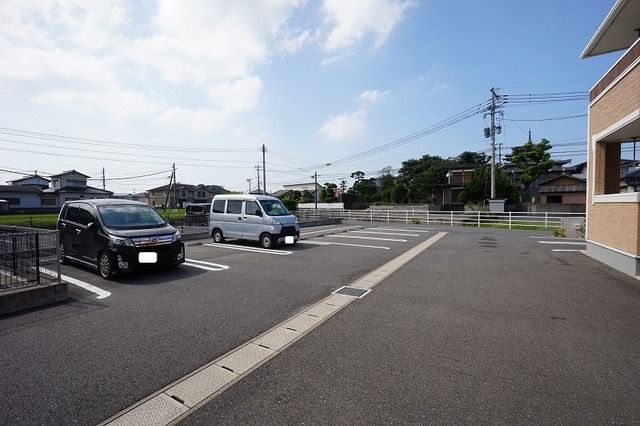 【中間市中鶴のアパートの駐車場】