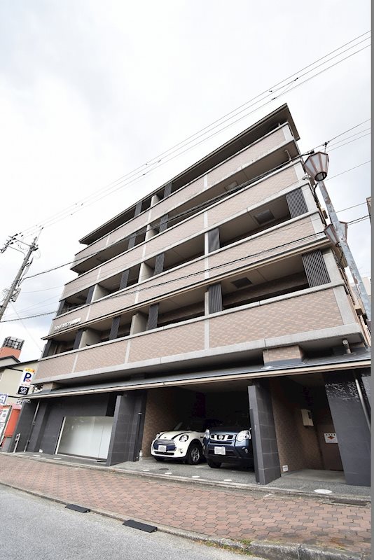 京都市東山区宮川筋８丁目のマンションの建物外観