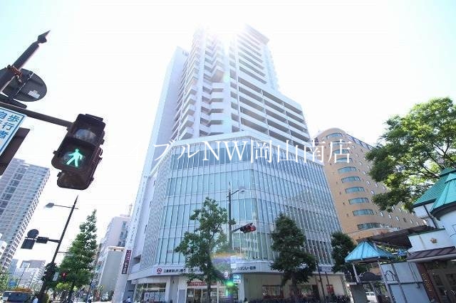 岡山市北区平和町のマンションの建物外観