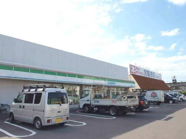 コンビニ　ファミリーマート（コンビニ）まで450m