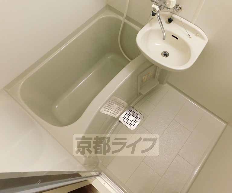 バス・シャワールーム　洗面台が一緒になったバスルームです！