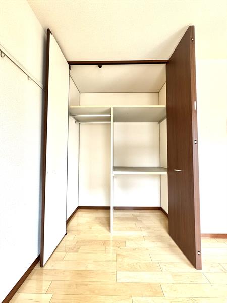 収納　奥行きのある高い収納力とハンガーパイプで洋服も掛けれます