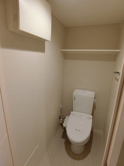 トイレ　落ち着いた色調のトイレです