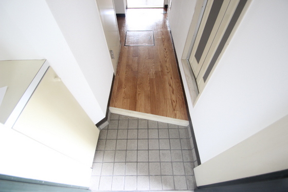 玄関　※別号室の写真です　現況と異なる場合は現況優先です