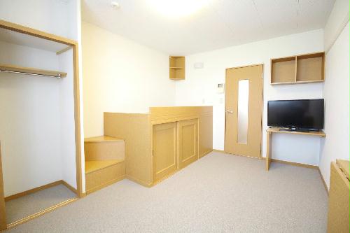 居室・リビング　テーブルを折りたたむと、お部屋がさらに広く使えます♪