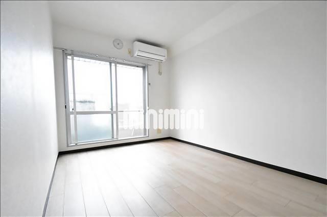 居室・リビング　明るい日差しが入り込むお部屋です