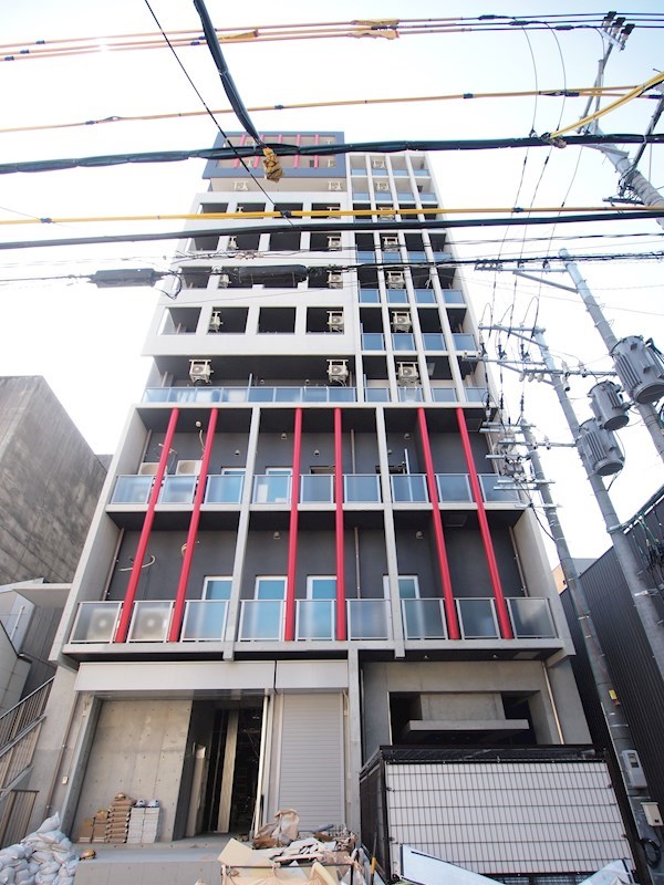 建物外観　小倉のアーケード街、築浅マンション。