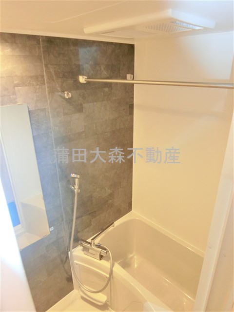 バス・シャワールーム　浴室乾燥機付きのバスルーム　お風呂