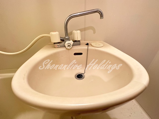 洗面設備　明るい洗面所です