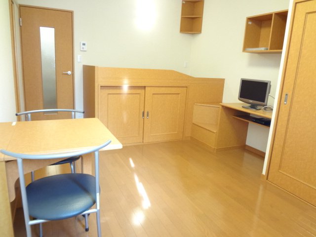 居室・リビング　１Ｆ　フローリング　２Ｆ　カーペット
