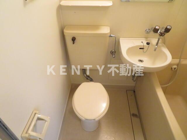 トイレ　落ち着いた色調のトイレです