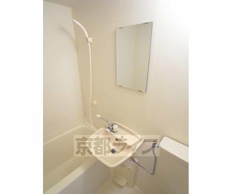 洗面設備　清潔感のあるバスルームです。