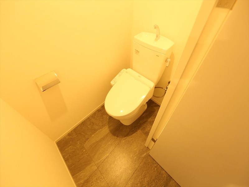 トイレ　温水洗浄暖房便座付トイレ