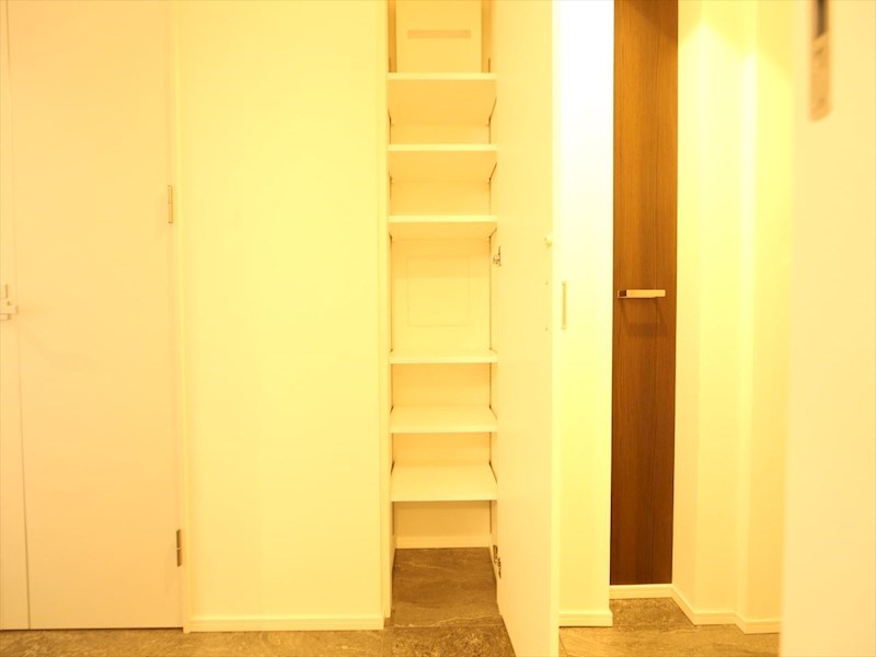 玄関　玄関　シューズボックス付（収納充実してます）