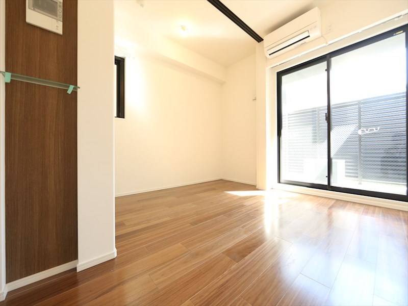 居室・リビング　洋室4.4帖　洋室2.4帖　エアコン完備　バルコニー