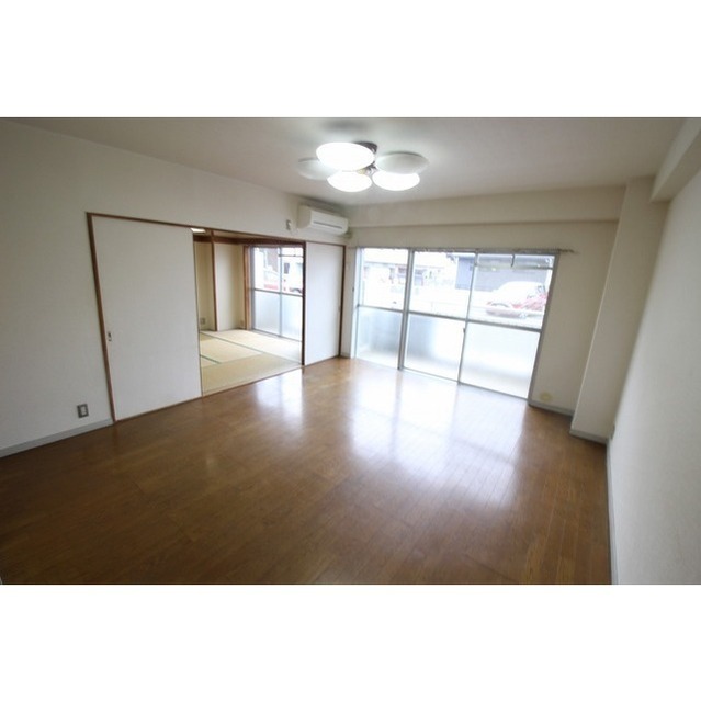 居室・リビング　広々としたリビングでごゆっくりお過ごしく