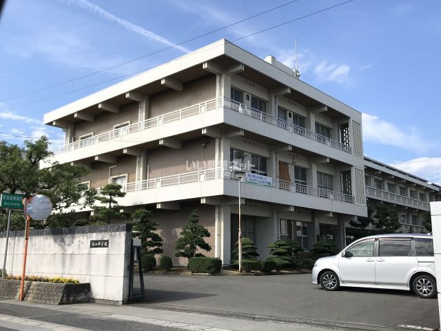 中学校　丸亀市立飯山中学校（中学校）まで584m